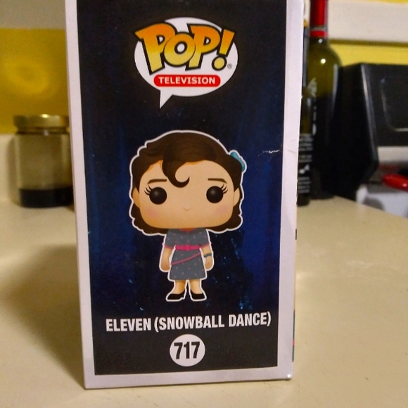 Eleven snowball dance funko pop - Picture 4 of 6